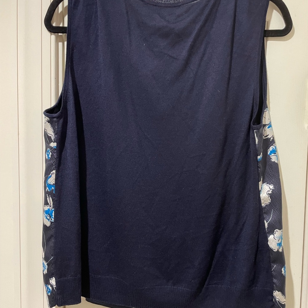 St. John Blue Floral 2 piece Cardigan and sleevless shirt - Picture 6 of 10